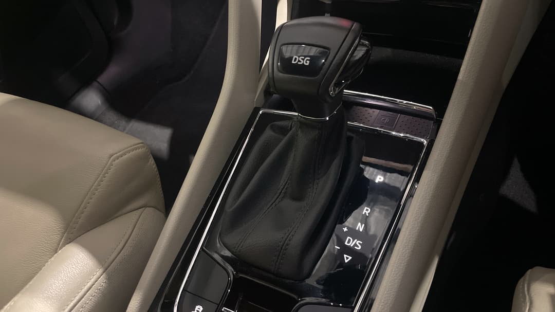 2019 SKODA Karoq 110tsi, Automatic, 85230 km, Gear Lever 