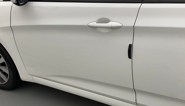 2016 Hyundai Verna 1.6 CRDI SX, Diesel, Manual, 1,18,607 km, Front passenger door - Paint has faded