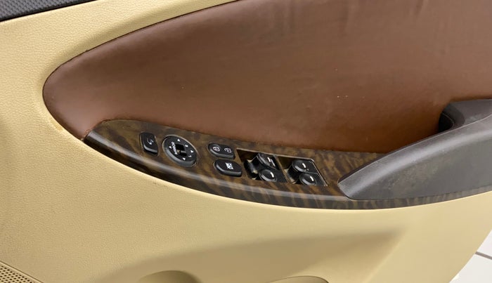 2016 Hyundai Verna 1.6 CRDI SX, Diesel, Manual, 1,18,607 km, Right front window switch / handle - Minor damage