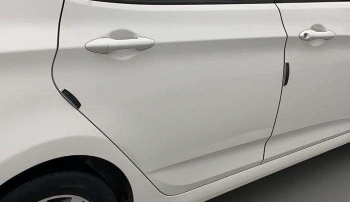 2016 Hyundai Verna 1.6 CRDI SX, Diesel, Manual, 1,18,607 km, Right rear door - Minor scratches