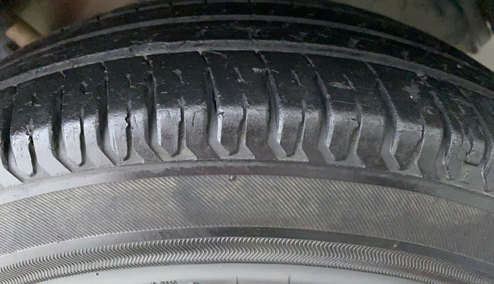 2015 Maruti Swift VDI ABS, Diesel, Manual, 1,21,151 km, Right Front Tyre Tread