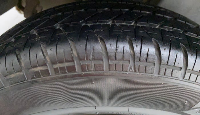 2015 Maruti Swift VDI ABS, Diesel, Manual, 1,21,151 km, Right Rear Tyre Tread