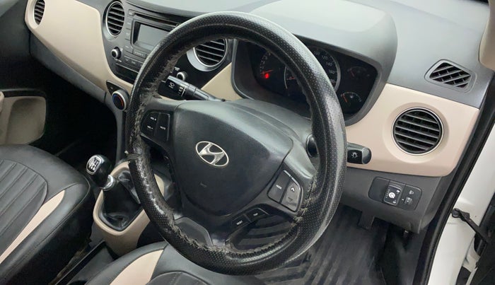 2016 Hyundai Grand i10 SPORTZ 1.2 KAPPA VTVT, CNG, Manual, 1,01,246 km, Steering wheel - Steering cover is minor torn