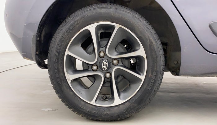 2017 Hyundai Grand i10 SPORTZ (O) AT 1.2 KAPPA VTVT, Petrol, Automatic, 22,284 km, Right Rear Wheel