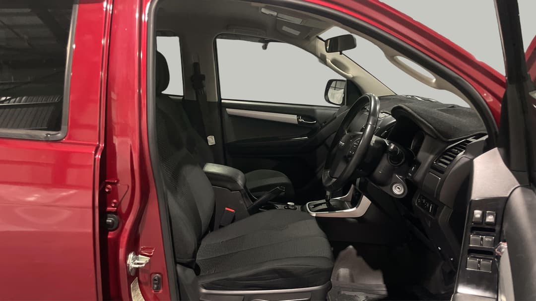 2018 Isuzu D-MAX Ls-m Hi-ride (4x4), Automatic, 75088 km, Right Side Front Door Cabin View