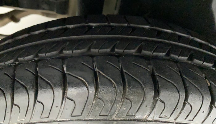 2014 Maruti Swift VXI, Petrol, Manual, 6,331 km, Right Rear Tyre Tread