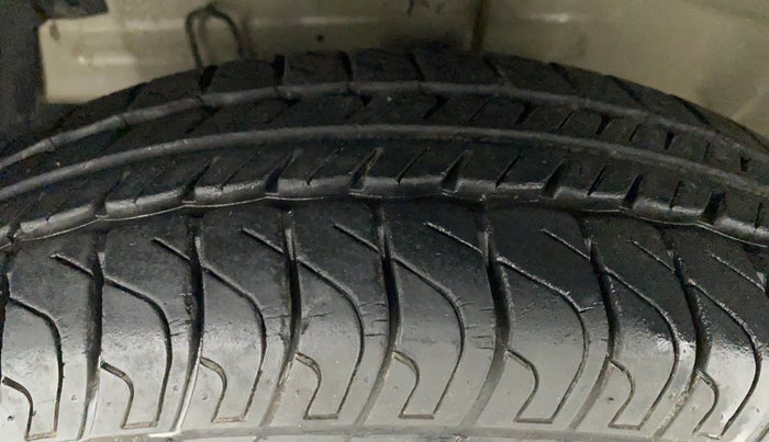2014 Maruti Swift VXI, Petrol, Manual, 6,331 km, Left Front Tyre Tread