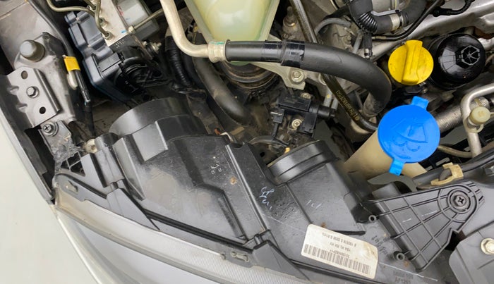 2018 Maruti Vitara Brezza ZDI PLUS AMT, Diesel, Automatic, 57,643 km, Right headlight - Clamp has minor damage