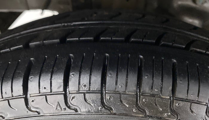 2014 Hyundai Eon D LITE PLUS, Petrol, Manual, 24,511 km, Right Rear Tyre Tread