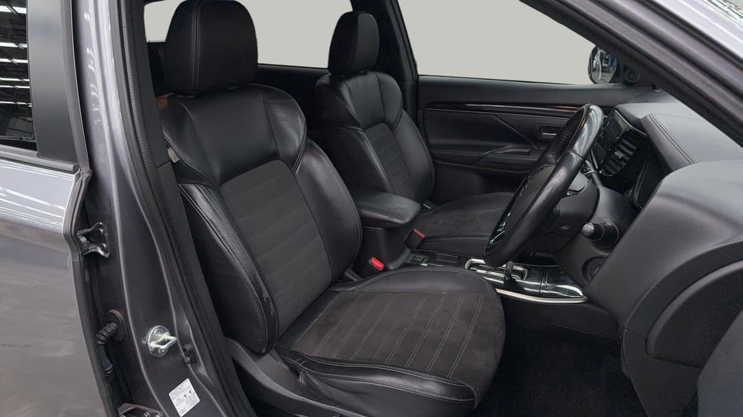 2018 Mitsubishi Outlander Black Edition 7 Seat (2WD), Automatic, 116580 km, Right Side Front Door Cabin View