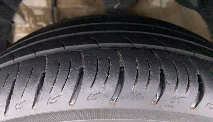 2021 Mahindra XUV300 1.2 W8 OPT, Petrol, Manual, 13,215 km, Left Front Tyre Tread