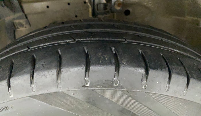 2015 Maruti Swift VXI, Petrol, Manual, 88,863 km, Left Front Tyre Tread