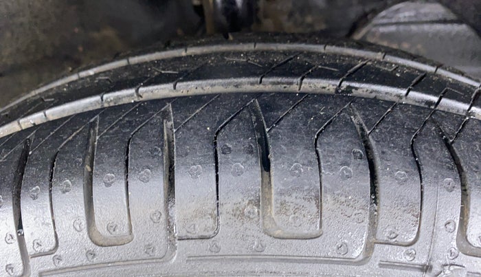 2018 Maruti Dzire VDI, Diesel, Manual, 57,143 km, Right Front Tyre Tread