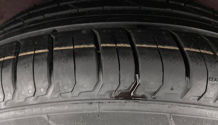 2014 Hyundai Verna FLUIDIC 1.6 SX VTVT, Petrol, Manual, 44,210 km, Right Rear Tyre Tread