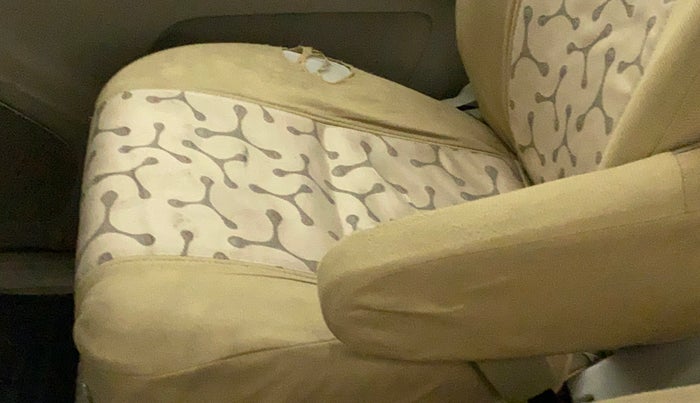 2011 Toyota Innova 2.5 G4 7 STR, Diesel, Manual, 1,23,987 km, Second-row right seat - Cover slightly torn