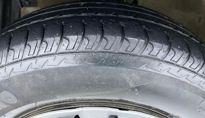 2014 Maruti Swift VXI D, Petrol, Manual, 37,144 km, Left Front Tyre Tread