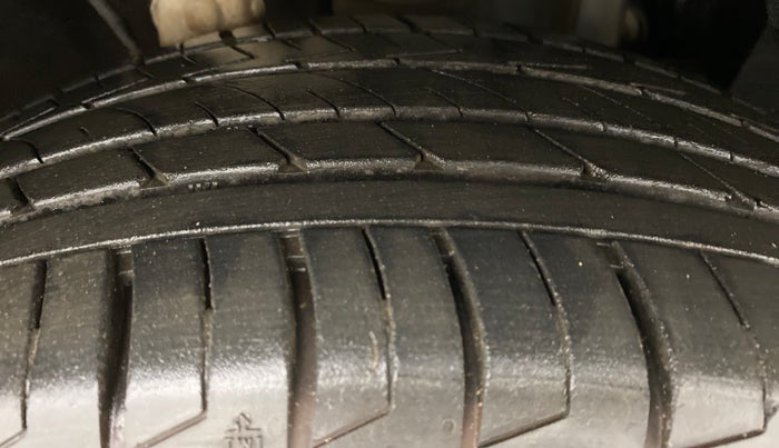 2018 Mahindra MARAZZO M8 7 STR, Diesel, Manual, 63,509 km, Right Front Tyre Tread