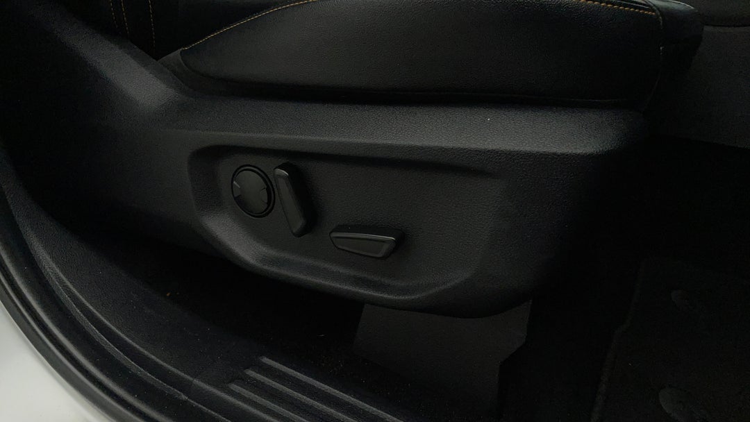 2023 Ford Ranger Wildtrak 3.0 (4x4), Automatic, 35843 km, Drivers Side Adjustment Panel