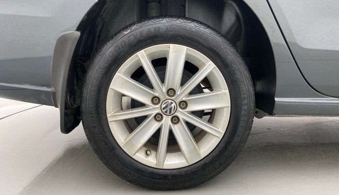 2016 Volkswagen Vento HIGHLINE PETROL AT, Petrol, Automatic, 70,662 km, Right Rear Wheel