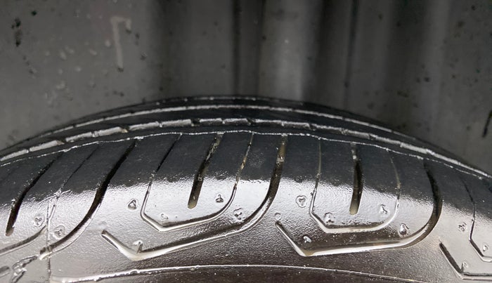 2016 Volkswagen Vento HIGHLINE PETROL AT, Petrol, Automatic, 70,662 km, Left Rear Tyre Tread