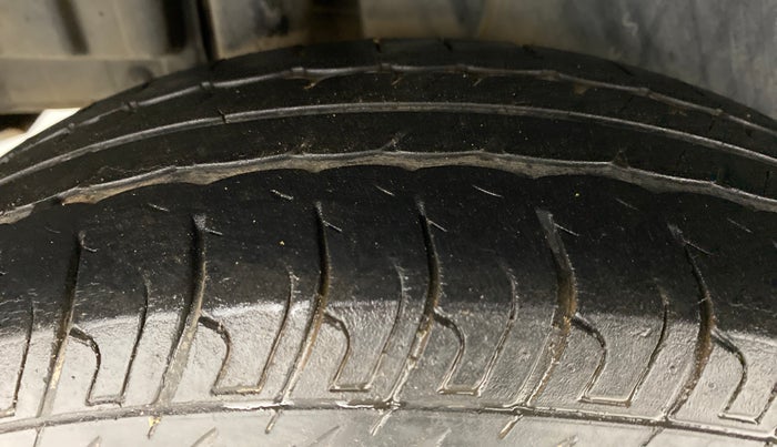 2015 Maruti Swift VXI D, Petrol, Manual, 43,301 km, Right Rear Tyre Tread