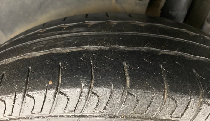 2015 Maruti Swift VXI D, Petrol, Manual, 43,301 km, Left Rear Tyre Tread