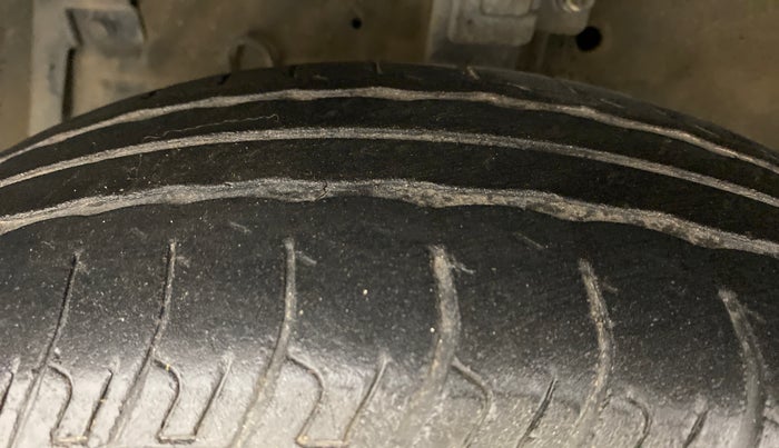 2015 Maruti Swift VXI D, Petrol, Manual, 43,301 km, Left Front Tyre Tread