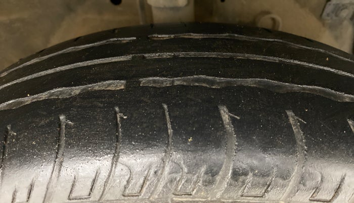 2015 Maruti Swift VXI D, Petrol, Manual, 43,301 km, Right Front Tyre Tread