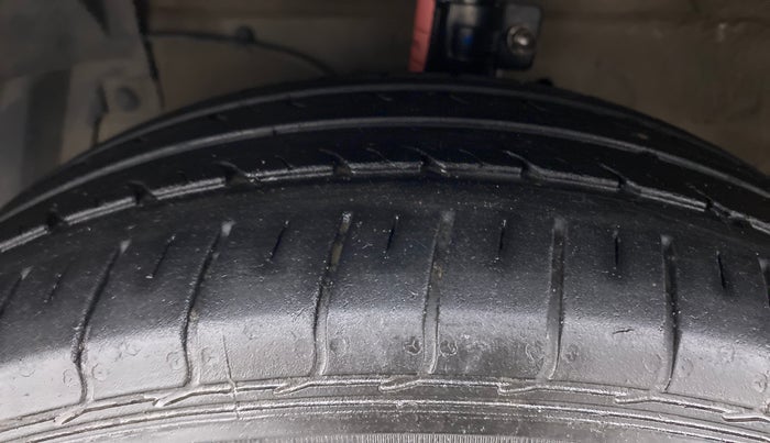 2016 Maruti Ciaz VDI+ SHVS, Diesel, Manual, 97,360 km, Left Front Tyre Tread