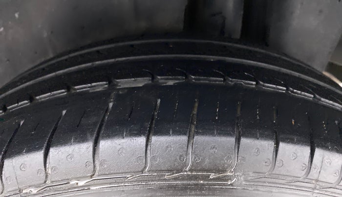 2016 Maruti Ciaz VDI+ SHVS, Diesel, Manual, 97,360 km, Left Rear Tyre Tread