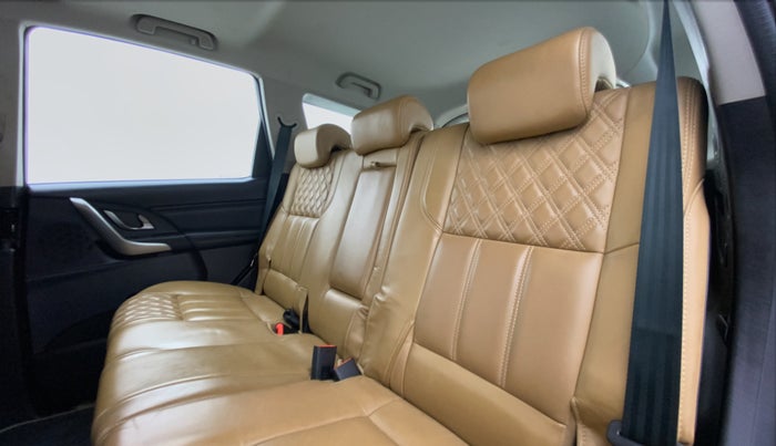 2018 Mahindra XUV500 W11 (O), Diesel, Manual, 41,028 km, Right Side Rear Door Cabin
