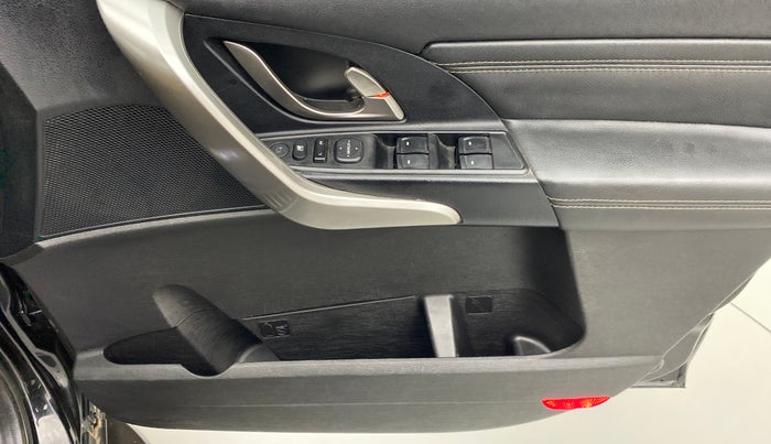 2018 Mahindra XUV500 W11 (O), Diesel, Manual, 41,028 km, Driver Side Door Panels Control