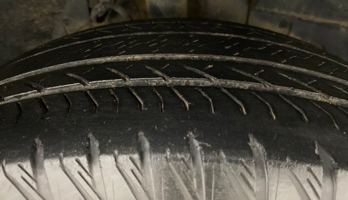 2018 Mahindra XUV500 W11 (O), Diesel, Manual, 41,028 km, Right Front Tyre Tread