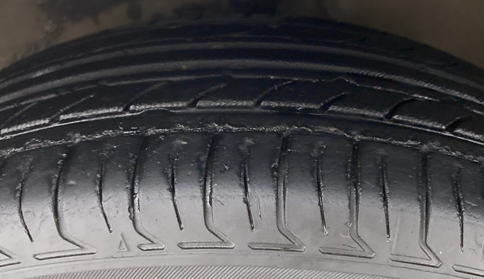 2013 Maruti Ritz VDI, Diesel, Manual, 84,641 km, Left Front Tyre Tread