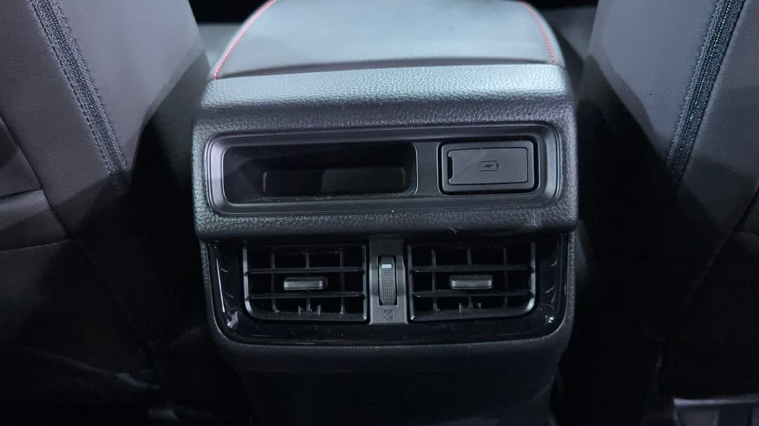 2024 Isuzu D-MAX X-terrain (4x4), Automatic, 25026 km, Rear A/C Vent