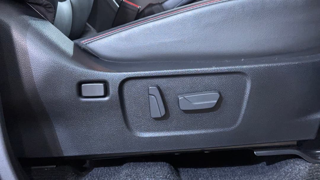 2024 Isuzu D-MAX X-terrain (4x4), Automatic, 25026 km, Drivers Side Adjustment Panel
