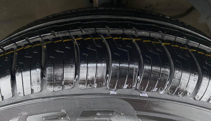 2019 Maruti XL6 ALPHA SHVS  MT, Petrol, Manual, 41,340 km, Right Front Tyre Tread