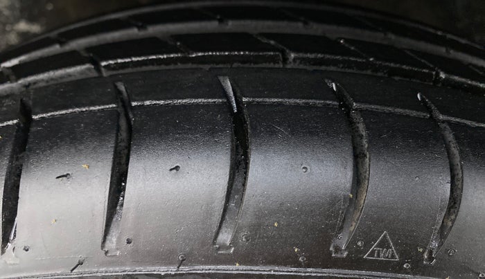 2013 Hyundai Eon D-LITE+, Petrol, Manual, 10,048 km, Left Front Tyre Tread