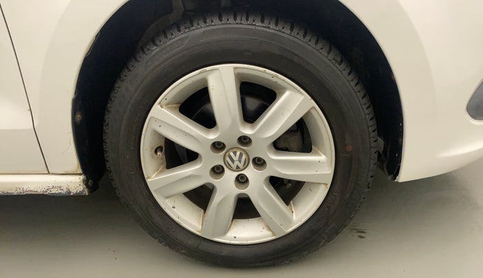 2012 Volkswagen Vento HIGHLINE 1.6 MPI, Petrol, Manual, 62,138 km, Right Front Wheel