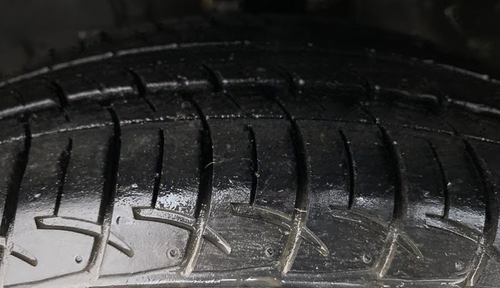 2016 Toyota Etios Liva V  LIMITED, Petrol, Manual, 36,589 km, Left Front Tyre Tread