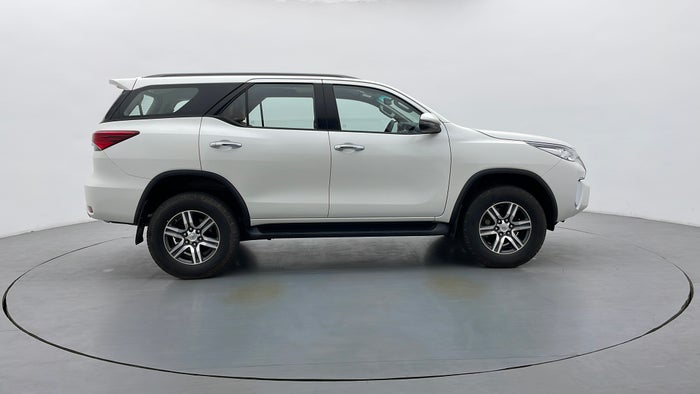 TOYOTA FORTUNER-Right Side View
