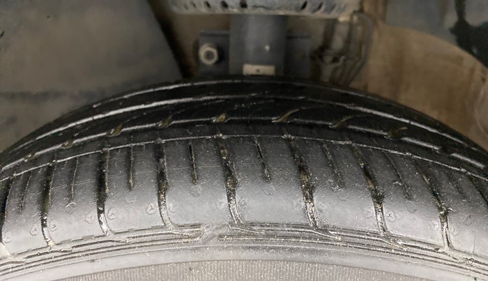 2016 Skoda Rapid AMBITION 1.6 MPI MT, Petrol, Manual, 39,365 km, Left Front Tyre Tread