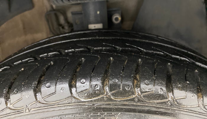 2016 Skoda Rapid AMBITION 1.6 MPI MT, Petrol, Manual, 39,365 km, Right Front Tyre Tread