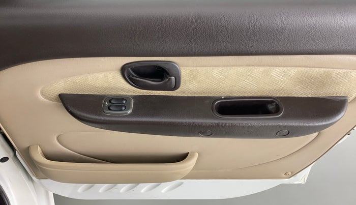 2013 Hyundai Santro Xing GLS, CNG, Manual, 82,213 km, Driver Side Door Panels Control