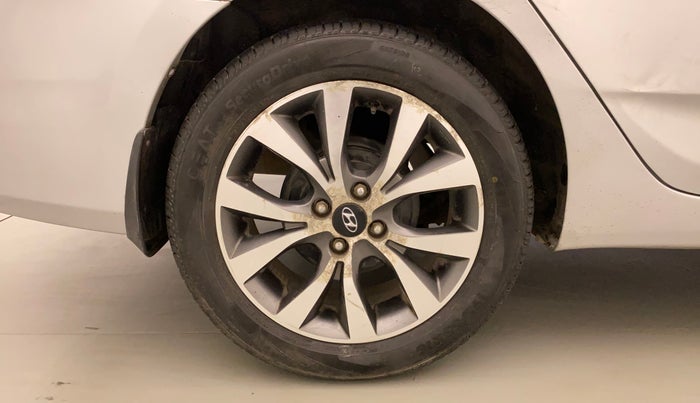 2016 Hyundai Verna 1.6 VTVT SX AT, Petrol, Automatic, 65,882 km, Right Rear Wheel
