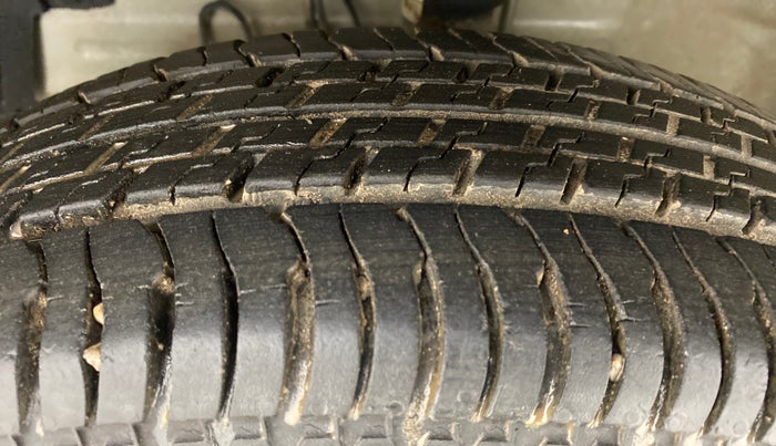 2017 Maruti Swift VXI O, Petrol, Manual, 7,065 km, Left Front Tyre Tread