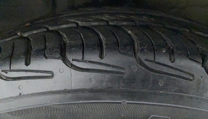 2016 Maruti Alto K10 VXI P, Petrol, Manual, 75,823 km, Right Front Tyre Tread