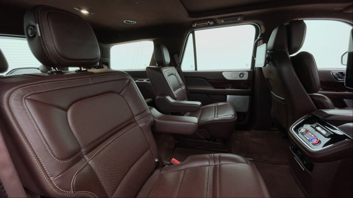 LINCOLN NAVIGATOR-Right Side Door Cabin View