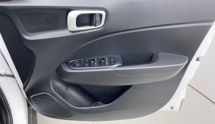 2020 Hyundai VENUE S MT 1.2 KAPPA, Petrol, Manual, 878 km, Driver Side Door Panels Controls