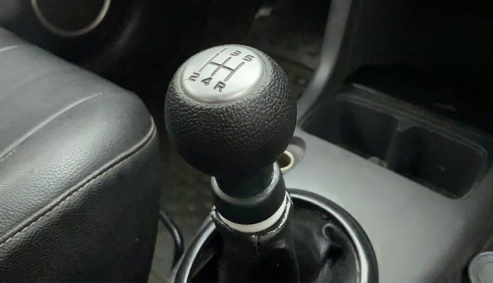 2011 Maruti Swift VXI, Petrol, Manual, 94,660 km, Gear lever - Knob has minor damage